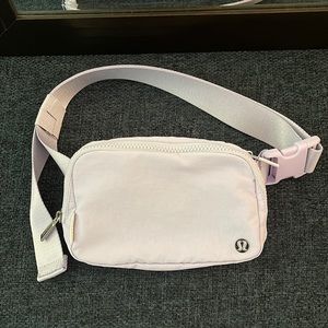 Lululemon Everywhere Belt Bag in Lavender Fog
